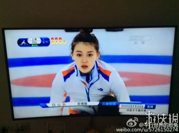 95后冰壶美女选手走红 蛾眉微皱表情私房照惹人怜爱