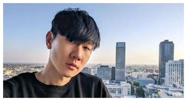 鹿晗和林俊杰微博互关，这是要合作的意思吗？