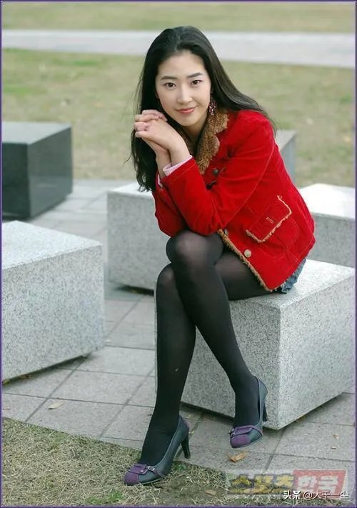 长春站售票员怒怼插队女子，你觉得售票员的做法对吗？