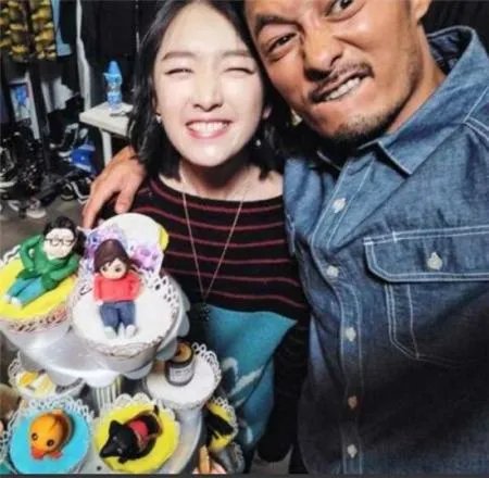 周冬雨灯光下自拍 网友吐槽根本配不上余文乐？