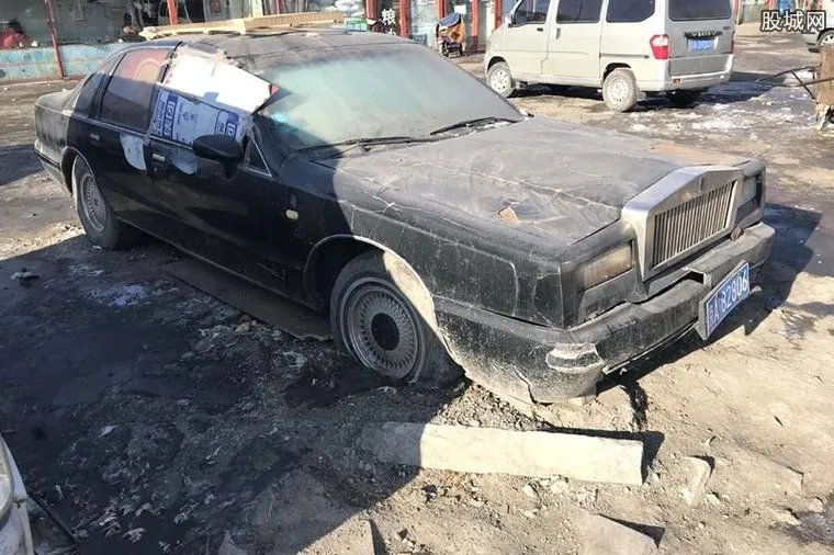 劳斯莱斯被弃街头 一个车标可以买到一辆车