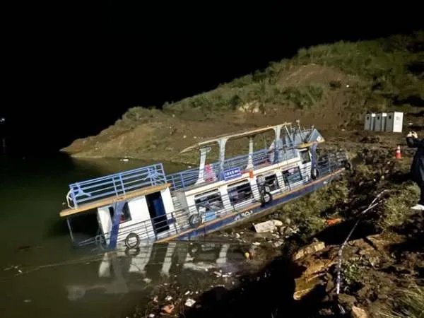 贵州发生客船侧翻事故，致8死7失联，导致这起事故的原因是什么？