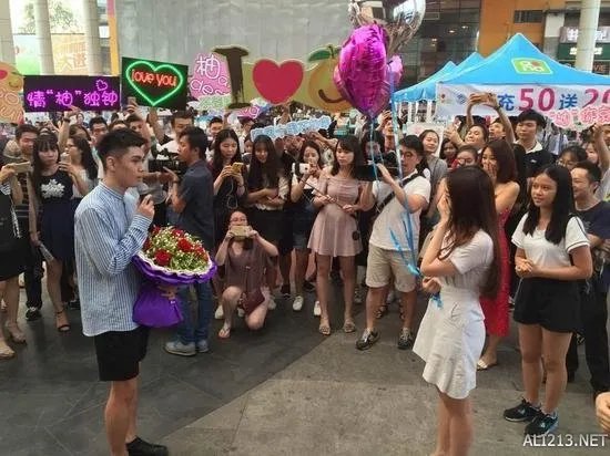 大学男生摆999个柚子告白师姐 结果师姐回复亮了