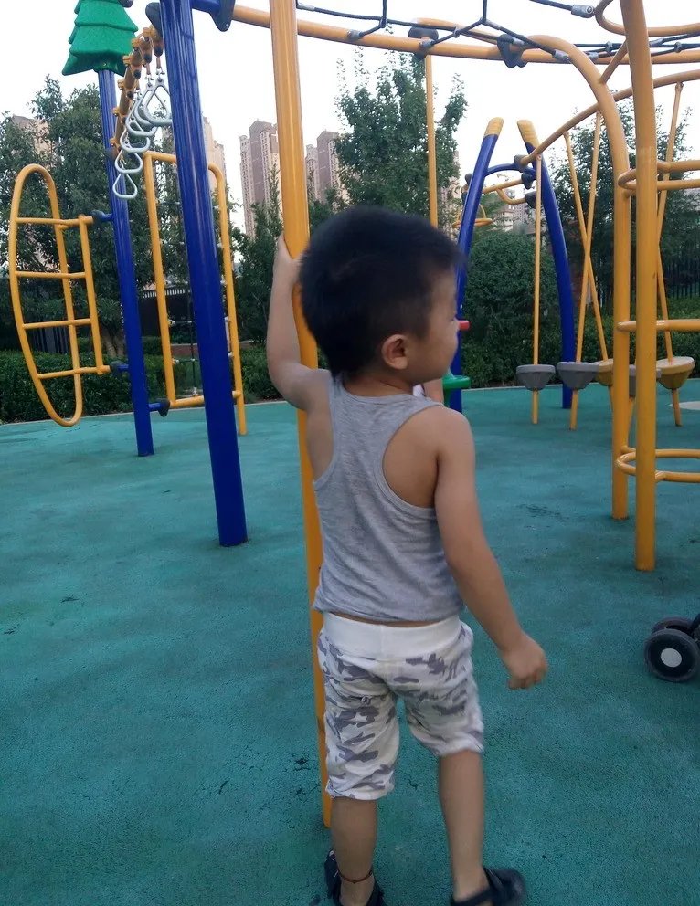 男子遭恶作剧电梯内暴打小孩，如何看待这样的行为？