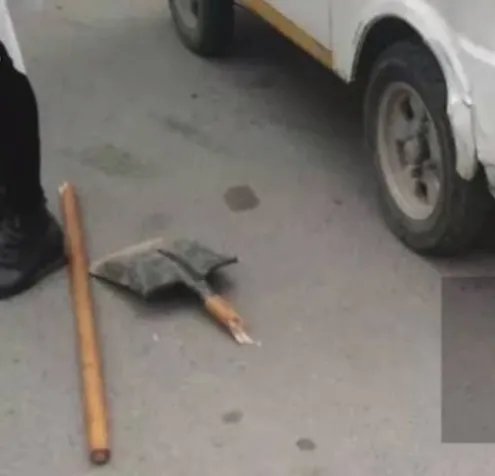 男子乱扔东西被阻止持棒暴打环卫工是怎么回事？