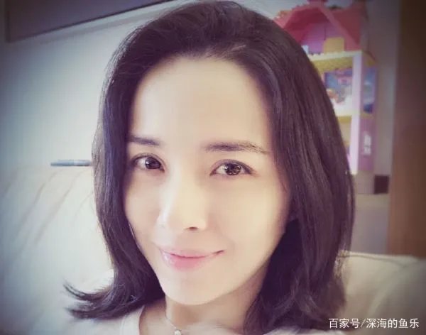 靳东43岁妻子晒近照已有白发，她在生活中有多简朴？