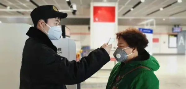 南昌地铁上,女孩没戴口罩被俩位大爷骂哭,此事引发了哪些争议?