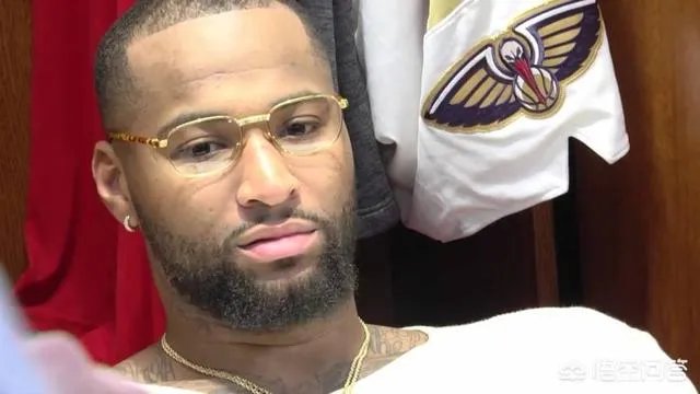 考辛斯在社交媒体上取关鹈鹕后，关注了泡椒、兰德尔、小托马斯，大家怎么看？