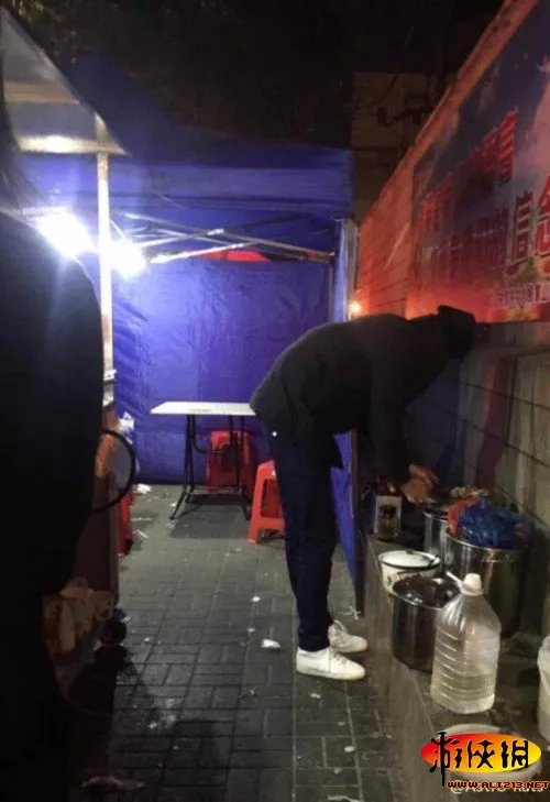 炒年糕小哥走红！网友感慨这终究还是个看脸的世界啊