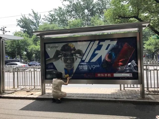 如何看待疯狂女粉丝在孙杨广告牌上画金牌？