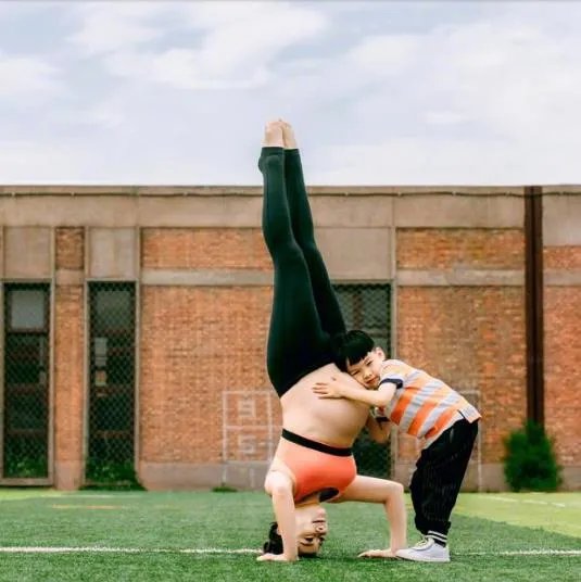刘璇晒孕肚倒立照：如此大的肚子居然能倒立还劈叉