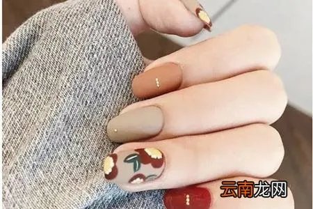 女生美甲图片2021新款式，新年的简单清新美甲造型