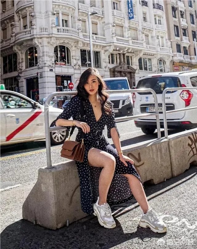 花色连衣裙现在还是否流行？现在的流行趋势是什么？