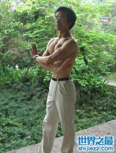 重庆最牛胸肌哥走红,老哥的胸肌比女人胸还大