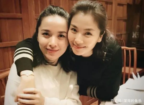 靳东43岁妻子晒近照已有白发，她在生活中有多简朴？