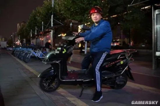 38岁硕士失业后开摩的引网友热议 本人回应只是过渡期