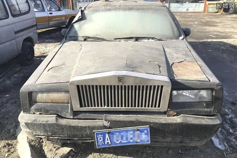 劳斯莱斯被弃街头 一个车标可以买到一辆车