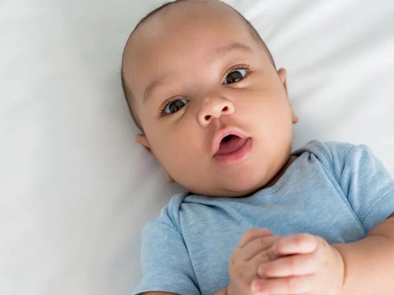 宝宝歪脑袋,当心“斜颈”!宝爸宝妈学会这4招积极干预