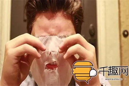 男子往脸上涂乳胶漆撕下奇迹出现（组图）