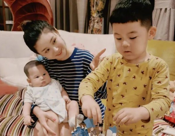 李小萌晒二胎儿子百天照，你怎么看待明星晒娃这件事？