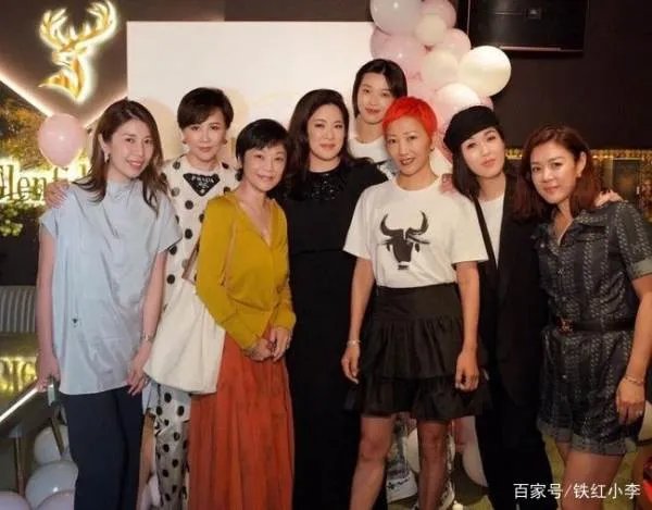 刘嘉玲参加富婆聚会，穿的年轻漂亮，现实中的她是什么样子的？