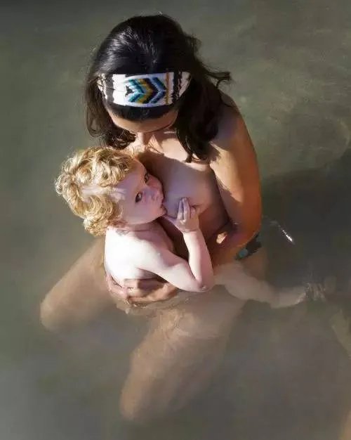 豪放喂奶照来袭，您还能hold住么？