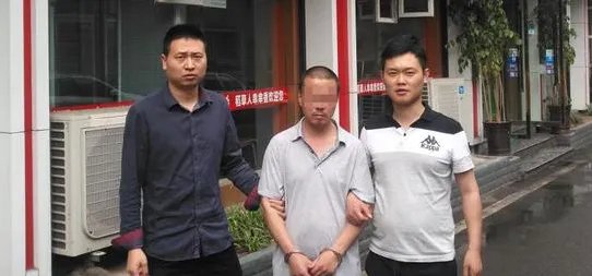 小偷捞财被发现为何跑进刑警队？