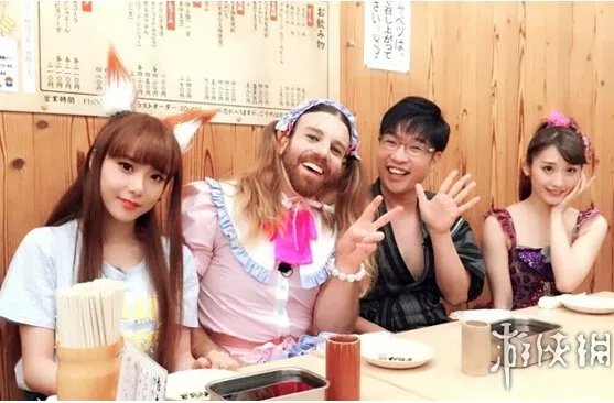 美哭，大叔扮美少女走红 网友:放开那两个超萌美少女