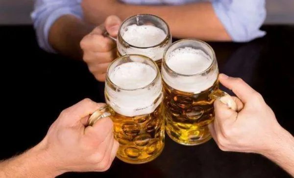 3男子聚餐喝117瓶啤酒,事后还能自行离场,能算“酒仙”吗?