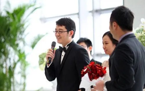 单位领导婚礼致辞怎么说 员工结婚领导讲话稿