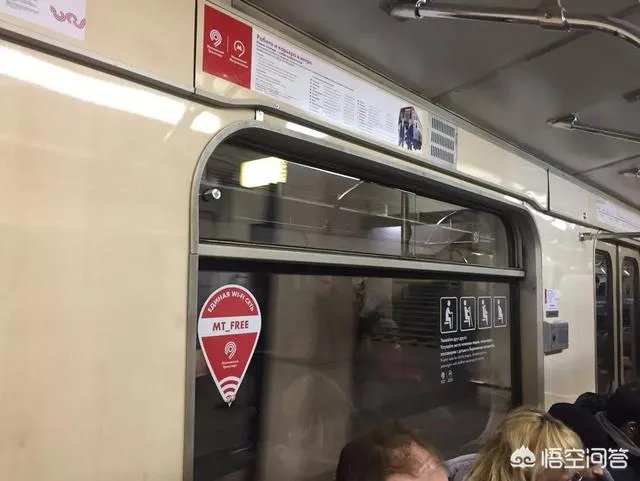 如何看待“莫斯科人地铁读书照引中国网友嘲讽，都是因为没wifi”？