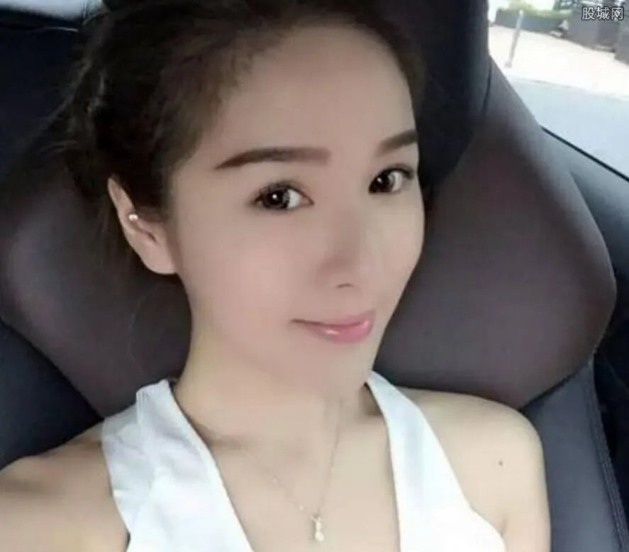 何静第三任老公是谁 两段婚姻失败后就没有结婚