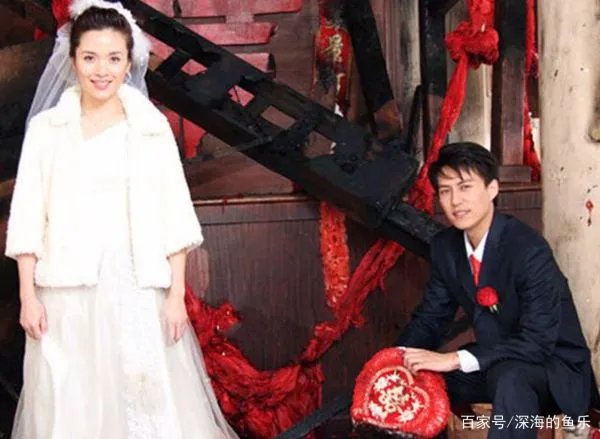 靳东43岁妻子晒近照已有白发，她在生活中有多简朴？