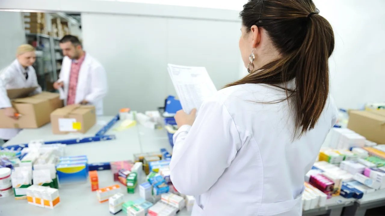 苯磺酸氨氯地平分散片的药代动力学是什么？服用该药应注意什么？