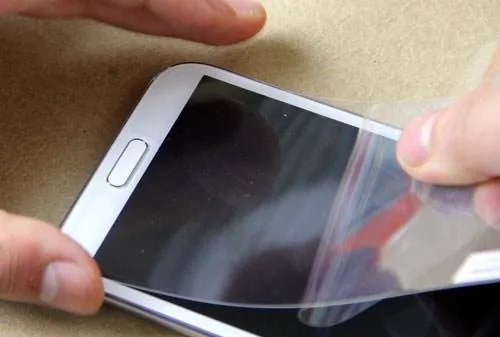 怎么鉴别钢化玻璃贴膜的优劣   贴钢化玻璃贴膜的步骤