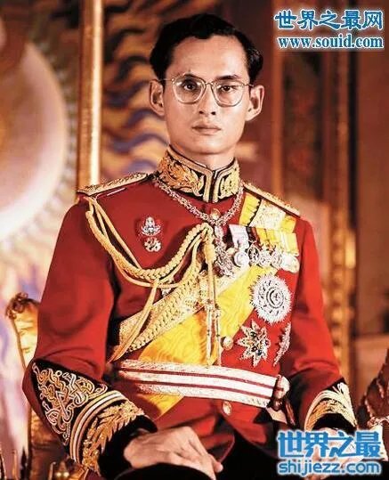 泰国国王眼睛怎么瞎的，21岁开车出车祸右眼失明 