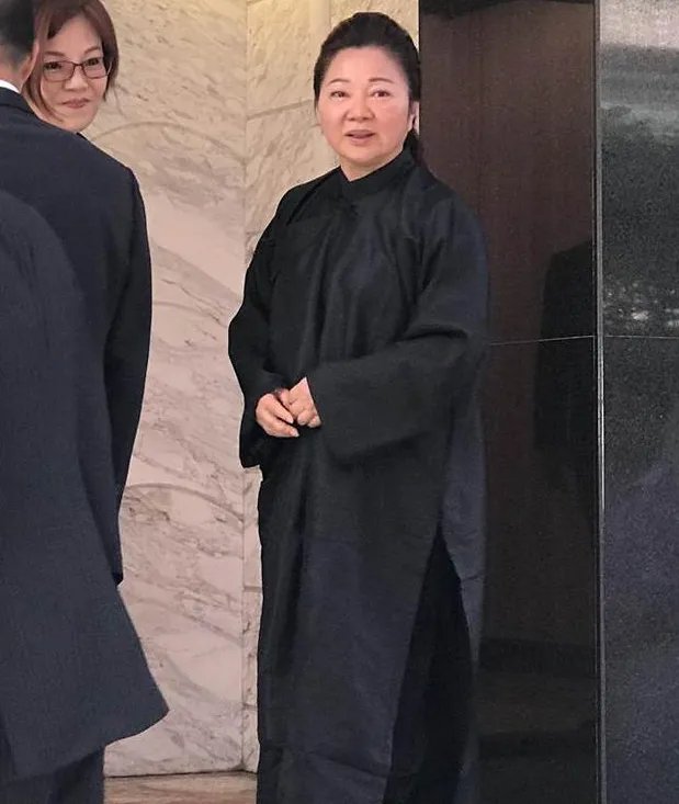 白冰冰送别母亲感叹了什么？