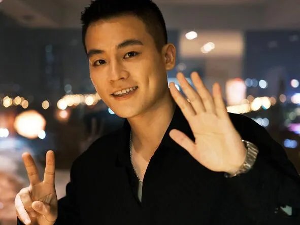 欧豪回应被粉丝送香肠是怎么回事 欧豪回应被粉丝送香肠是什么情况