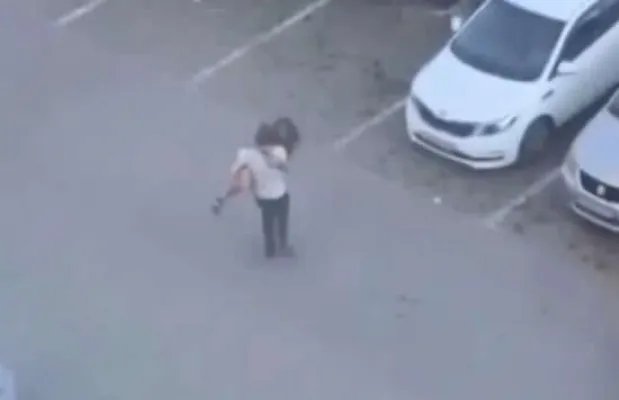 吵架吵不过将女朋友扔垃圾桶 却得网友纷纷点赞是怎么回事