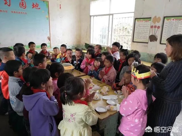 学生20年后打老师事件，带给教师们哪些思考？应该怎样做？