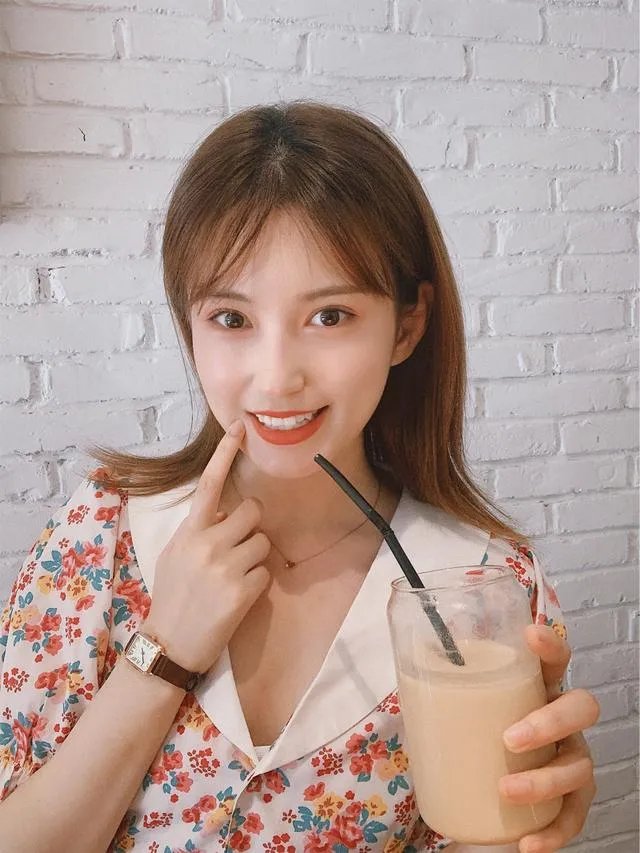 花色连衣裙现在还是否流行？现在的流行趋势是什么？