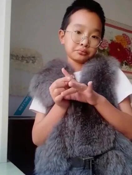 钟美美模仿志愿者 转型后的钟美美你还喜欢吗