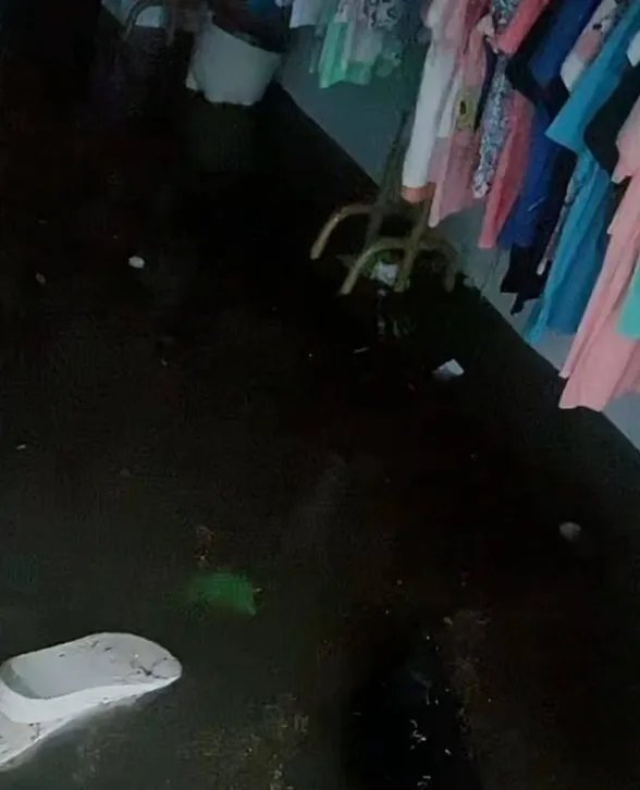 山东高密店铺遭水淹，市民：雨像瀑布，为何到处暴雨，山西却还是很炎热？