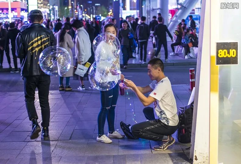 网红气球窝点被端 三无产品网红气球你还敢买吗