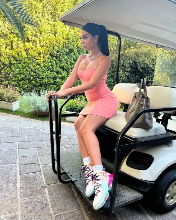 2022世足大嫂团第一人！C罗身边最辣的那道风景线！