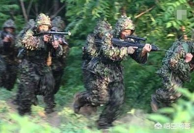 为什么打野战时要穿迷彩服呢？