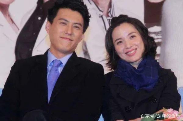 靳东43岁妻子晒近照已有白发，她在生活中有多简朴？