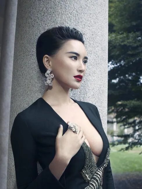 莫小棋真空露八字奶照片，莫小棋的胸围有多大？