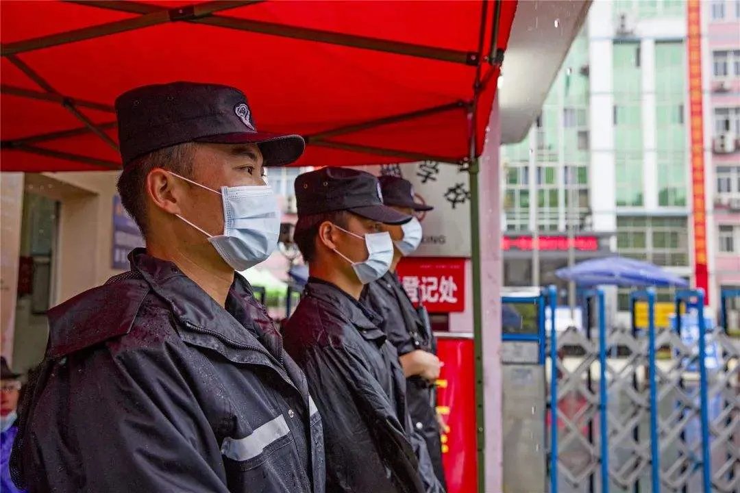 湖北黄梅近500考生坐推土机赶考