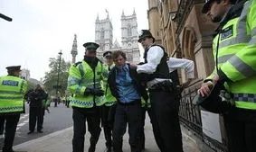 幼儿园遭持械打砸，打砸男子将受到哪些处罚？